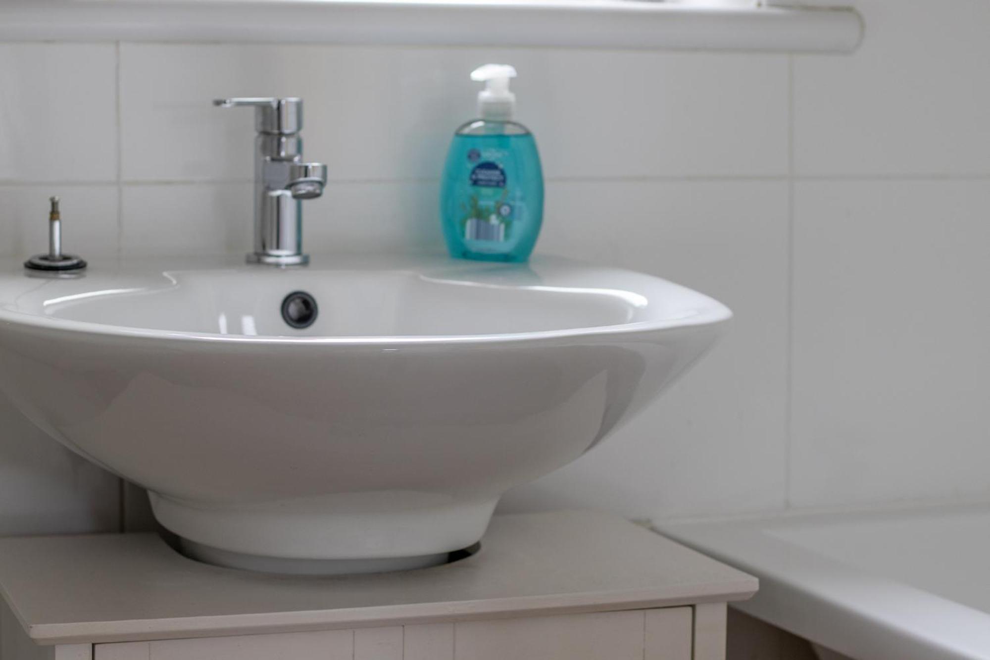1 Bed Apartment Central Hamilton Free Wifi With Great Transport Links To Glasgow Экстерьер фото